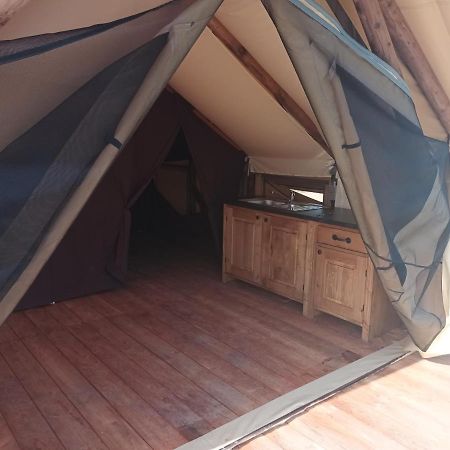 Tente Lodge Pour 5 Personnes En Bordure De La Riviere Allier Au Sein D'Un Petit Camping Saint-Yorre Exterior photo