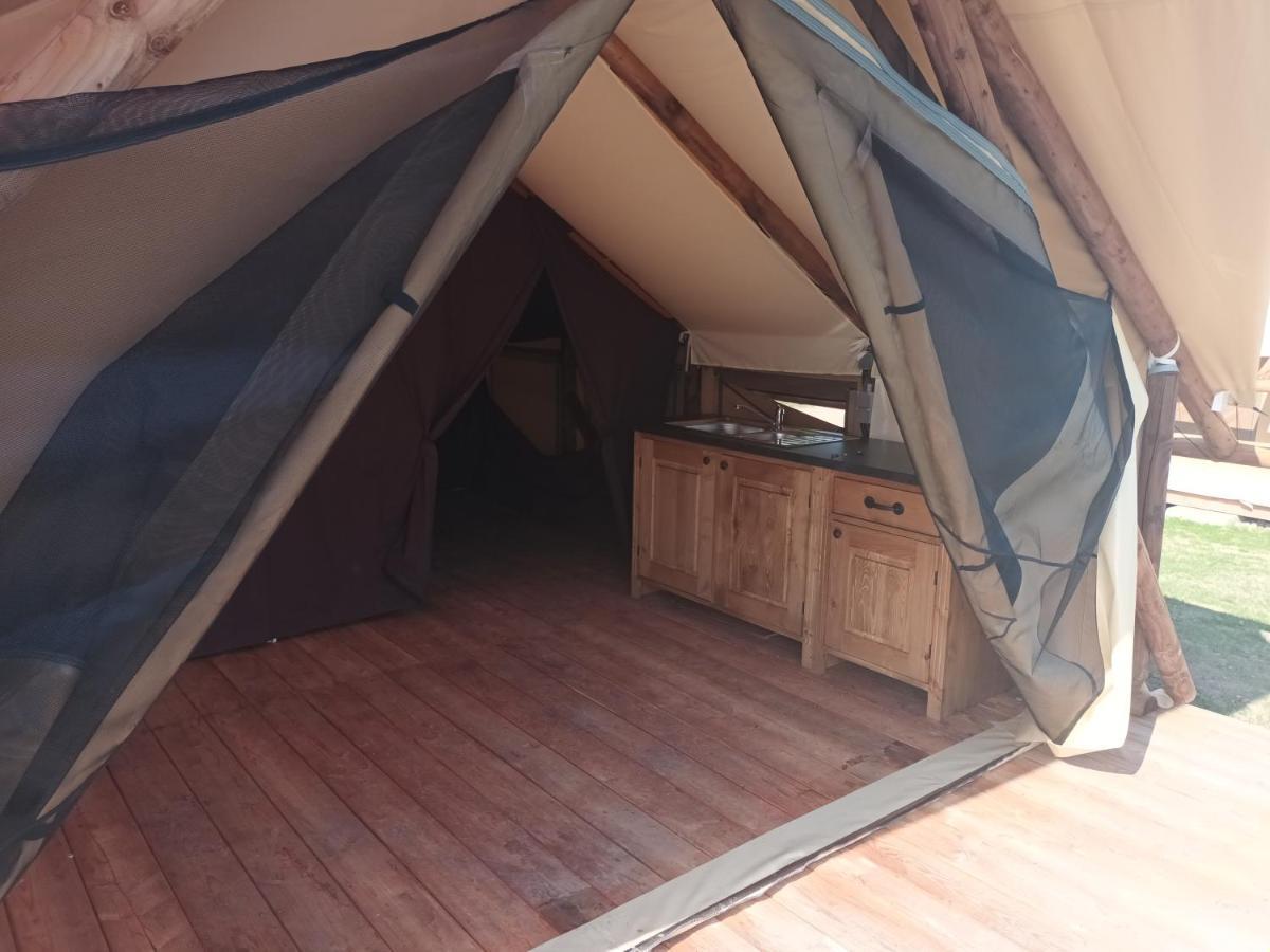 Tente Lodge Pour 5 Personnes En Bordure De La Riviere Allier Au Sein D'Un Petit Camping Saint-Yorre Exterior photo