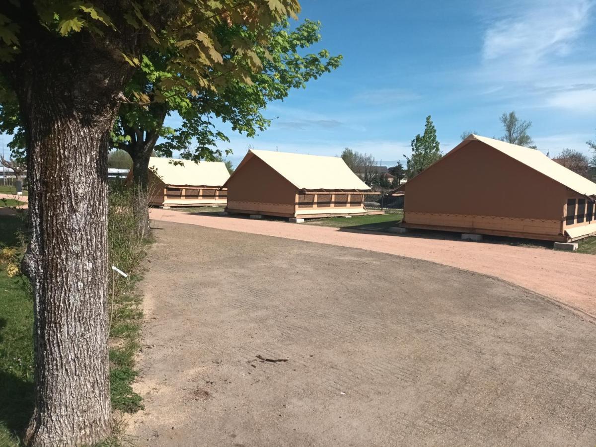 Tente Lodge Pour 5 Personnes En Bordure De La Riviere Allier Au Sein D'Un Petit Camping Saint-Yorre Exterior photo