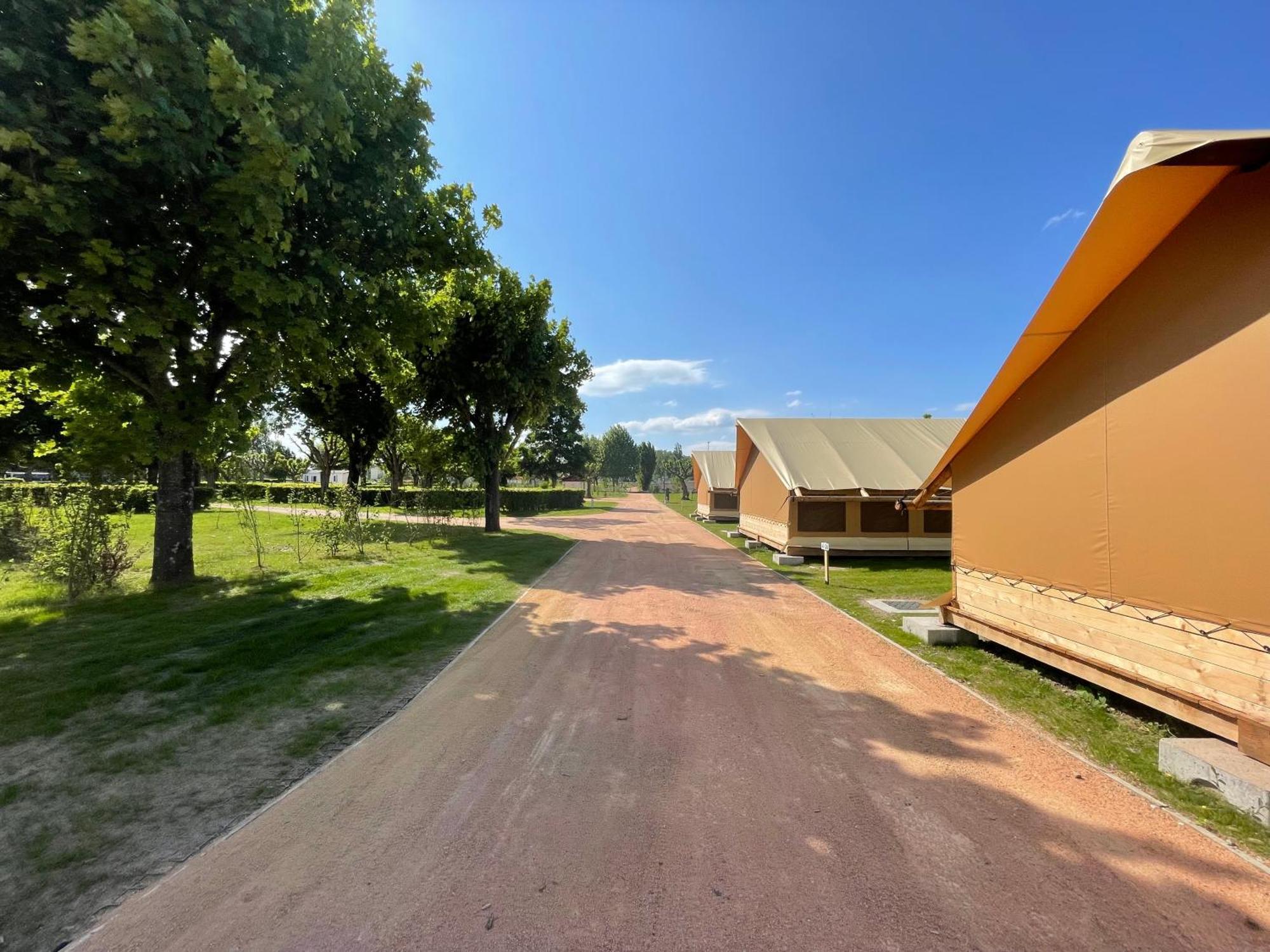 Tente Lodge Pour 5 Personnes En Bordure De La Riviere Allier Au Sein D'Un Petit Camping Saint-Yorre Exterior photo